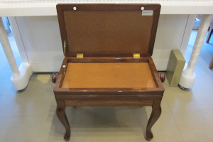 Стол за пиано Discacciati - 109 CSM - стил Чипендейл с кутия за ноти